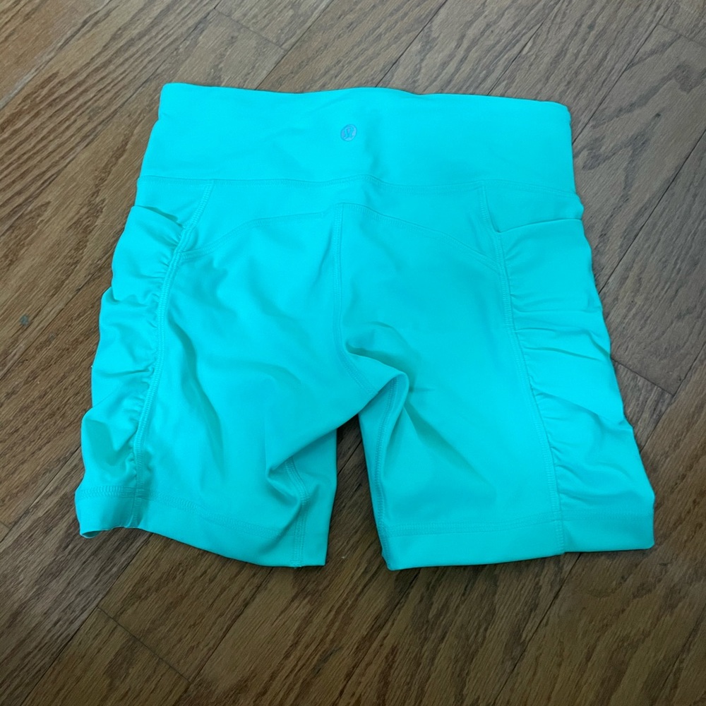 Lululemon size 4 run shorts w/pockets